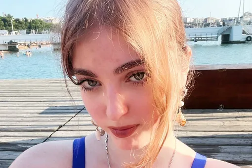 Обвиняемая в совращении школьников 22-летняя учительница Афина Симеонидис попала в психбольницу Обвиняемая в совращении школьников 22-летняя учительница Афина Симеонидис попала в психбольницу