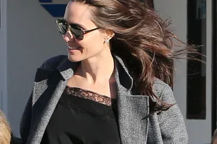 Исхудавшая Анджелина Джоли продолжает носить теплую одежду в жару Исхудавшая Анджелина Джоли продолжает носить теплую одежду в жару