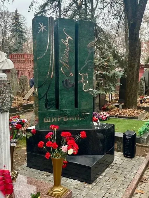 Три стелы, символизирующие букву Ш, выполнены из экзотического зеленого мрамора