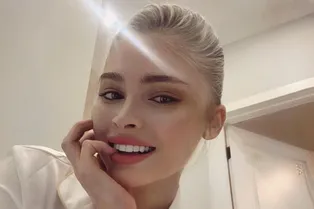 Прозрачная блуза и вуаль с жемчугом: Алена Шишкова очаровала поклонников