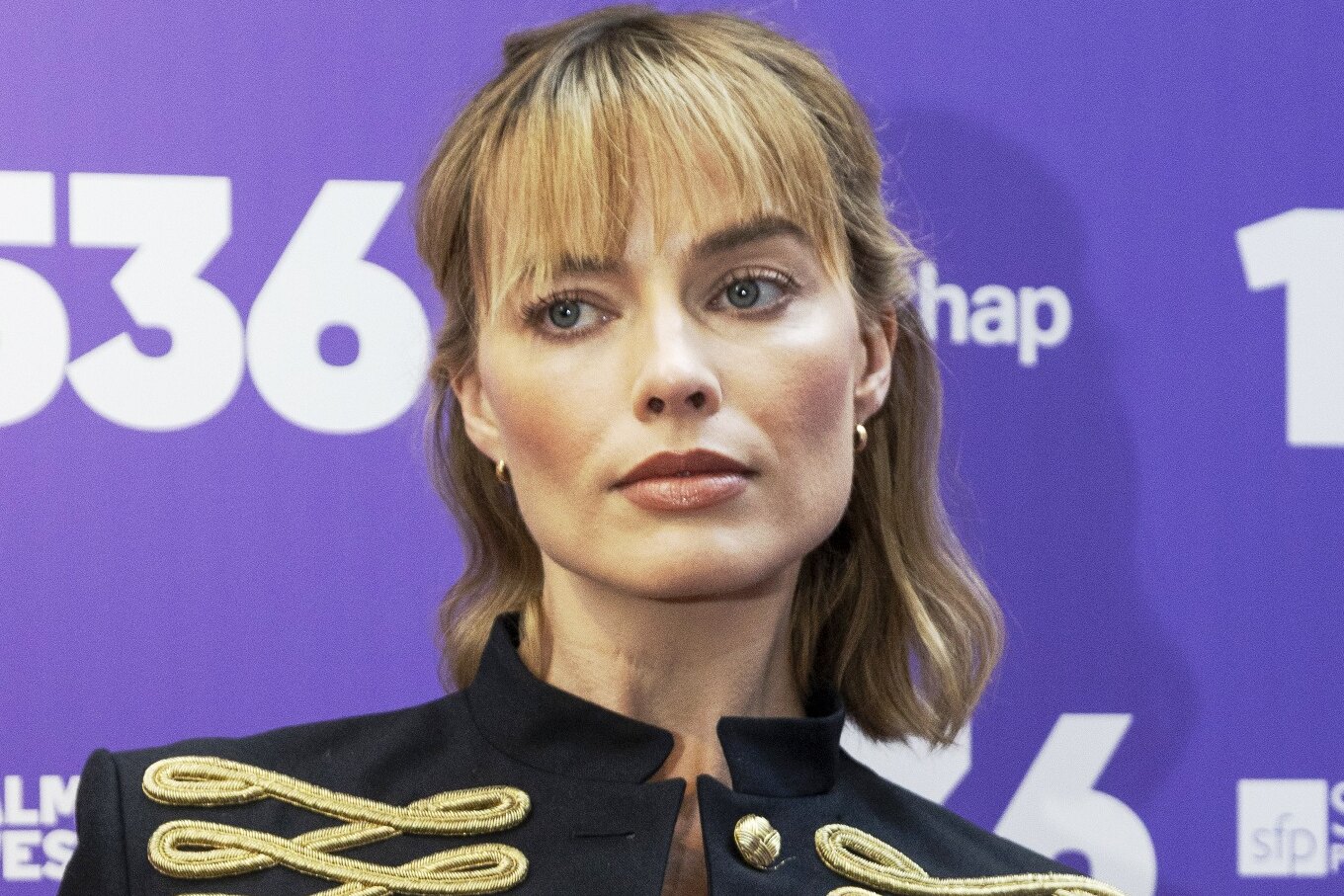 Марго Робби в укороченном жакете засветила животик на красной дорожке
