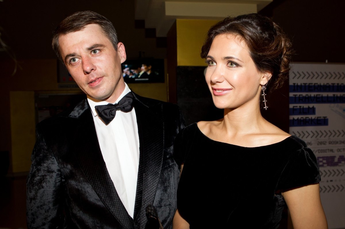 Бар орындықта отырған әйелдің пискаға сиынып жатқан фотосы