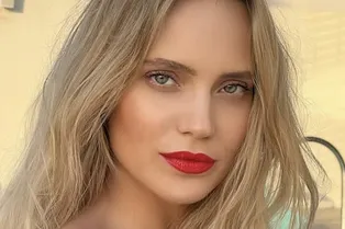 «Я практически в ночнушке»: Наталья Ионова в платье цвета Барби пришла в Лувр без мужа и детей «Я практически в ночнушке»: Наталья Ионова в платье цвета Барби пришла в Лувр без мужа и детей