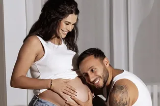 «Испытание за месяц до родов»: беременная Ирина Пинчук обнажила живот для фотосессии с мужем и сыном