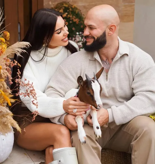 Оксана Самойлова и ее муж Джиган с козой Мими Оксана Самойлова и ее муж Джиган с козой Мими