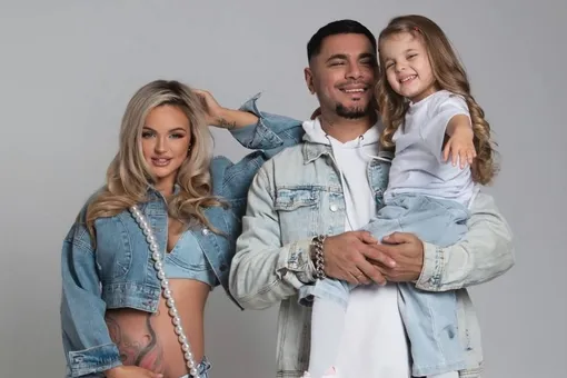 Жена рэпера Птахи объявила о беременности, обнажив живот