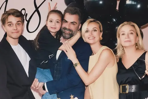 Полина Гагарина с мамой, детьми и бывшим мужем