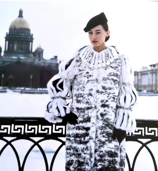 Лариса Гузеева на фоне Исаакиевского собора в Санкт-Петербурге