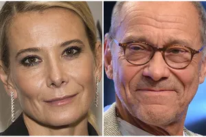 Юлия Высоцкая в наряде с декольте поддерживала опирающегося на трость Андрея Кончаловского на премии «Ника» Юлия Высоцкая в наряде с декольте поддерживала опирающегося на трость Андрея Кончаловского на премии «Ника»