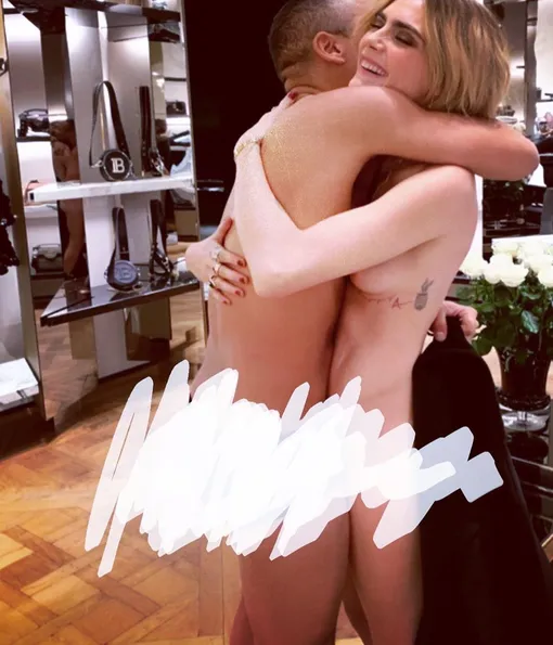 Кара и Оливье сделали пикантный снимок в голом виде