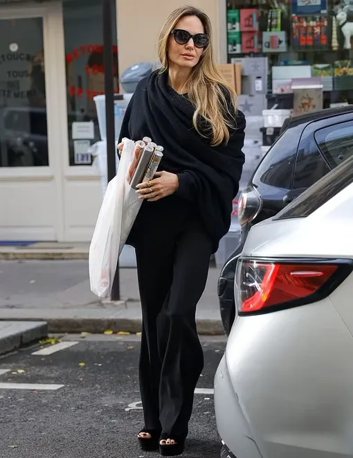 Анджелину Джоли заметили на шопинге в Париже