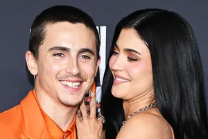 «Малышка вообразила себя звездой первой величины»: Кайли Дженнер высмеяли за фото с «Золотым глобусом» Тимоти Шаламе