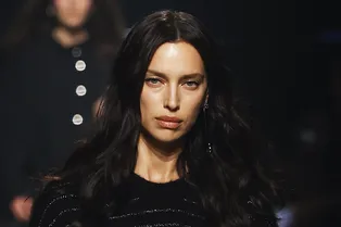 Ирина Шейк в прозрачной юбке вышла на подиум в Париже