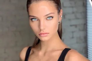 Алеся Кафельникова в металлическом топе на голое тело снялась для глянца Алеся Кафельникова в металлическом топе на голое тело снялась для глянца