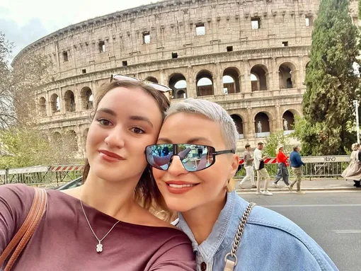 Катя Лель с дочерью Эмилией возле Колизея Катя Лель с дочерью Эмилией возле Колизея