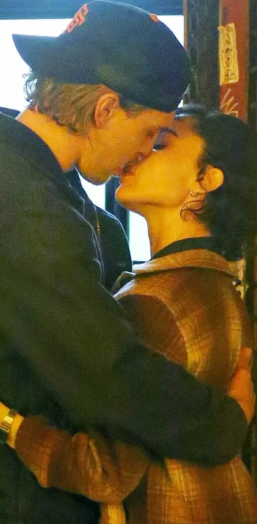 Остин Батлер страстно целовал Зои Кравиц