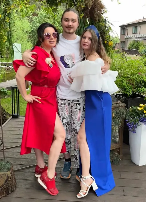 Наташа Королёва с сыном и невесткой