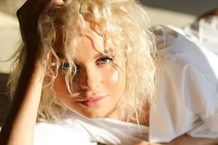 «Чистая и дерзкая!»: обнаженную Алису Вокс в постели приняли за Шарлиз Терон «Чистая и дерзкая!»: обнаженную Алису Вокс в постели приняли за Шарлиз Терон