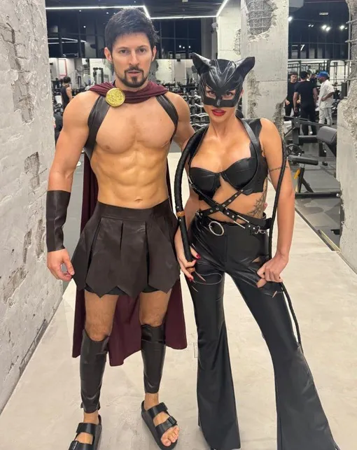 Павел Дуров на костюмированной вечеринке в спортзале