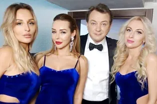 Марата Башарова заметили с тремя привлекательными девушками Марата Башарова заметили с тремя привлекательными девушками
