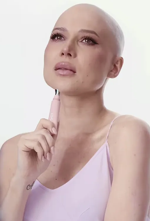 Лерчек запустила бренд косметики и вернулась к танцам