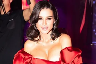 «Я не заманиваю сиськами мужика»: Бородина оправдалась за откровенные наряды