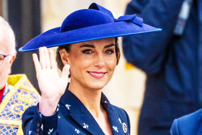 Treacherous wind: Kate Middleton narrowly avoided public embarrassment in brilliant fashion Treacherous wind: Kate Middleton narrowly avoided public embarrassment in brilliant fashion