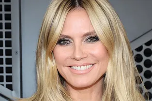 Провокация звезды: Хайди Клум снялась с обнаженной грудью в примерочной Провокация звезды: Хайди Клум снялась с обнаженной грудью в примерочной