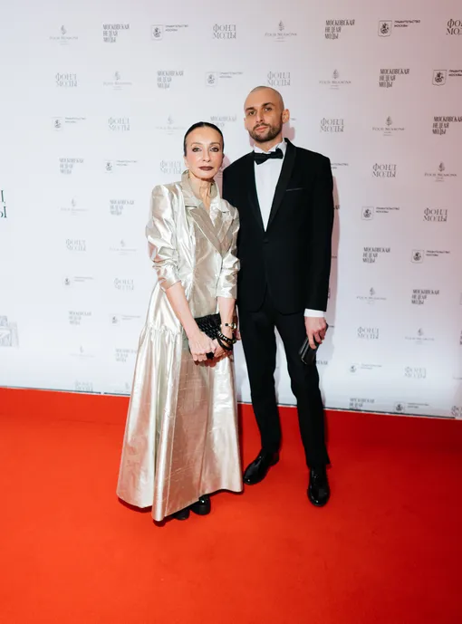 Алла Сигалова (хореограф, режиссер, актриса) в образе бренда Topaza Pella и Никита Богинский (дизайнер бренда Topaza Pella)