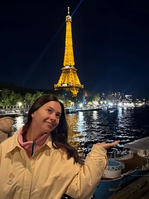 Олеся Иванченко на фоне Эйфелевой башни