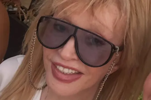 Вернувшаяся на Кипр Алла Пугачева в неприлично расстегнутой блузке появилась на улице Вернувшаяся на Кипр Алла Пугачева в неприлично расстегнутой блузке появилась на улице