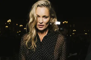 Звезда без комплексов: Кейт Мосс в прозрачной блузке без бюстгальтера вышла в свет в Париже