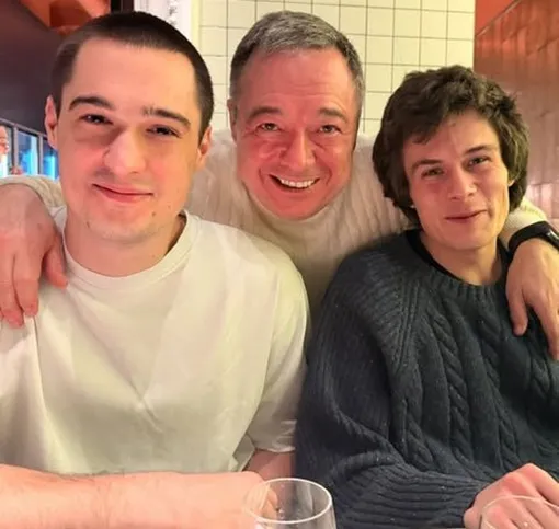 Сергей и Андрей с отцом в ресторане