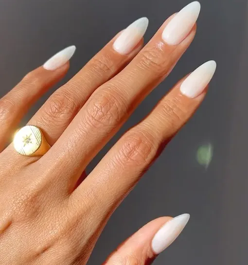 Молочный белый цвет — один из самых красивых трендов этой весны