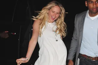 Нетрезвая Дженнифер Лоуренс рассмешила фотографов Нетрезвая Дженнифер Лоуренс рассмешила фотографов