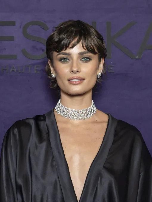 Тейлор Хилл носит мягкое пикси на слегка волнистых волосах