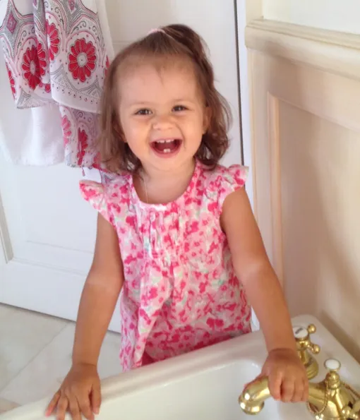 Анджелина в раннем детстве Анджелина в раннем детстве