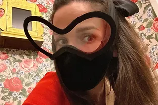 «Что на лице?»: Наталия Орейро в причудливой маске удивила поклонников «Что на лице?»: Наталия Орейро в причудливой маске удивила поклонников