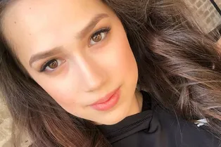 «Таких надо в жены брать»: Алину Загитову в пикантном наряде сняли на кухне