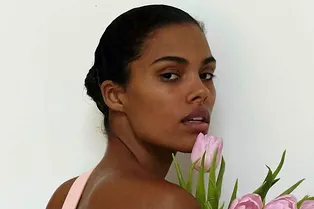 «Шикарная муза Касселя»: Тина Кунаки прикрыла обнаженную грудь букетом тюльпанов