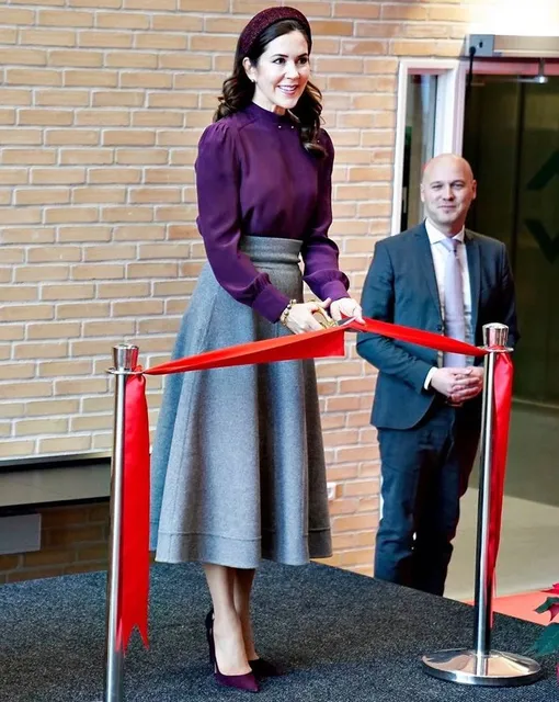 Мэри выбрала стильное головное украшение