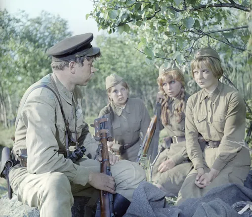 Андрей Мартынов, Ирина Шевчук, Ольга Остроумова, Екатерина Маркова в фильме «...А зори здесь тихие», 1972 год