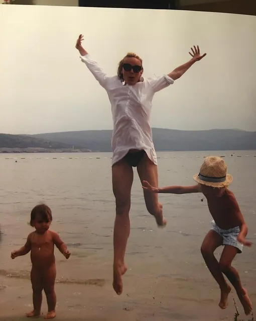 Актриса воспитывает троих детей. Актриса воспитывает троих детей.