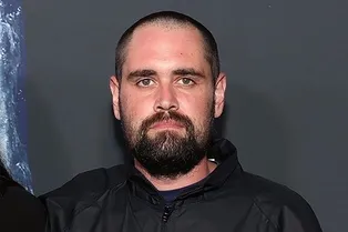 После жестокого убийства режиссера Роба Райнера и его жены полицейские допросили их 32-летнего сына