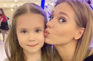 «Зачем раздела дочь? Для "Текста-2?"»: Кристина Асмус показала озорницу в ванне