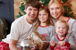 Алексей Ягудин показал фото всей семьи из новогодней съемки