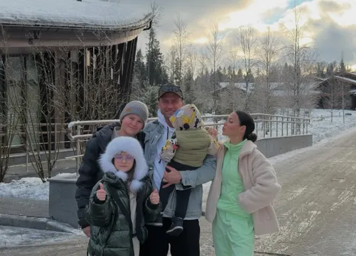 Павел Прилучный с женой и детьми Павел Прилучный с женой и детьми