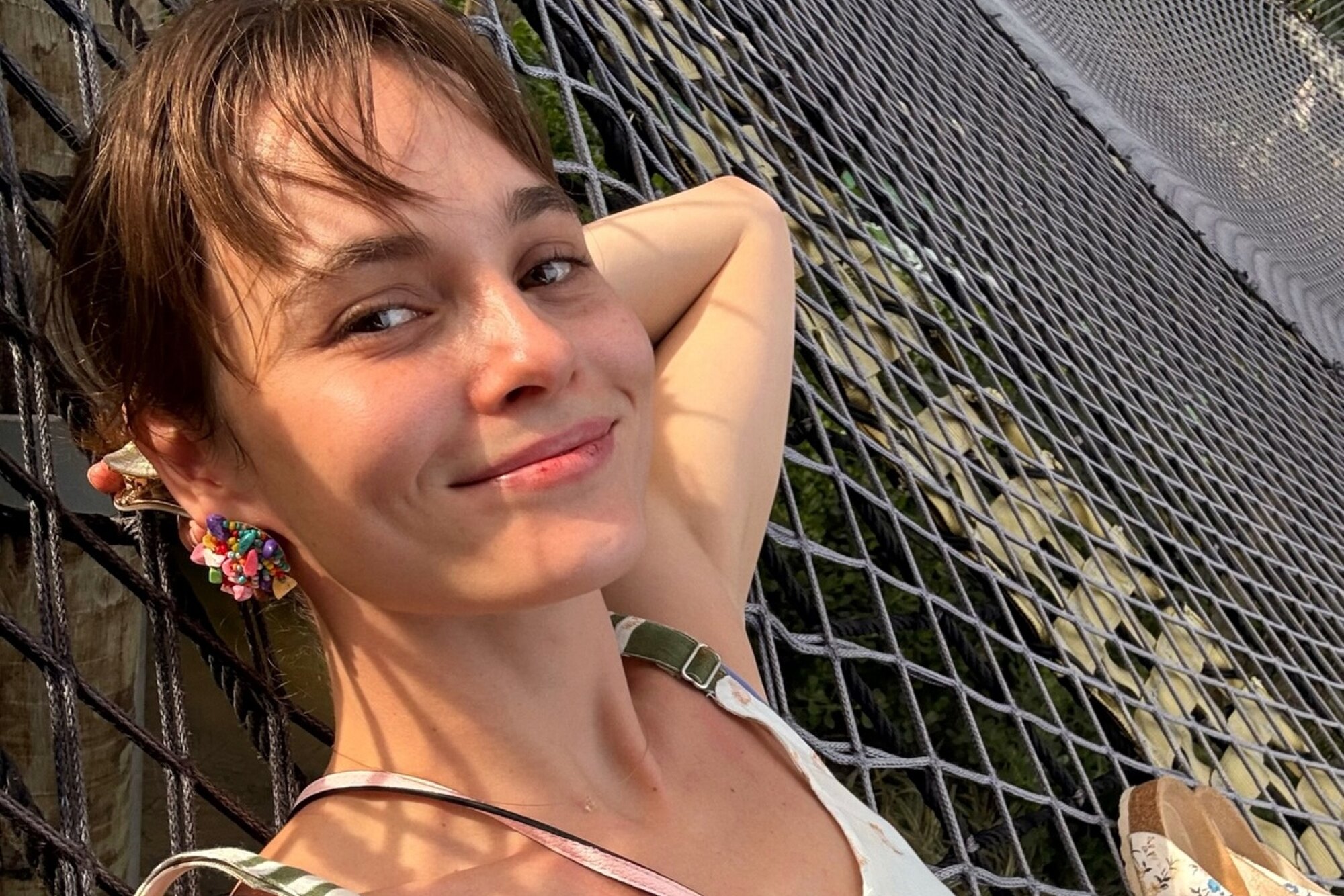 Звезда сериала «Триггер» Ангелина Стречина показала фигуру в алом бикини на отдыхе с мужем во Вьетнаме
