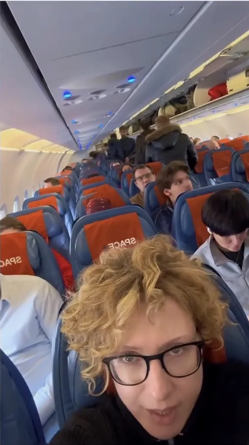 Яна Чурикова опубликовала видео из салона эконом-класса