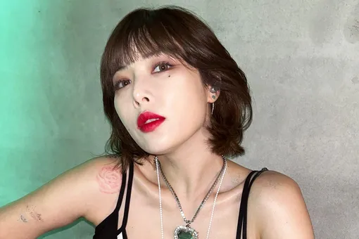 Звезда K-pop Хёна упала в обморок на сцене после того, как похудела на 10 кг за месяц из-за нападок хейтеров